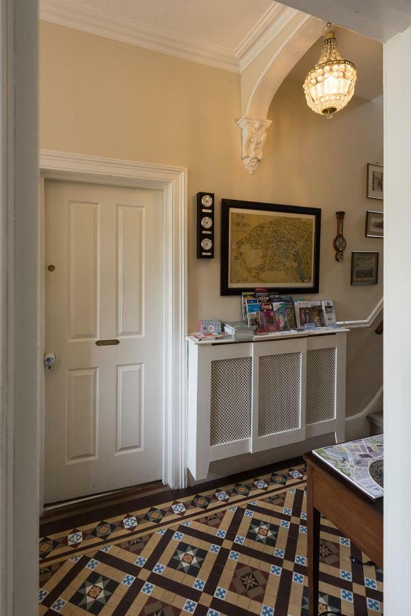 Cliftons Bed & Breakfast 3*